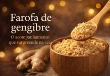 Farofa de gengibre com manteiga e farinha de mandioca Farofa de gengibre servida em tigela de madeira com colher