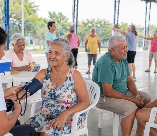 Idosos terão saúde, cidadania e lazer gratuitos neste sábado em Porto Velho Idosos em Porto Velho recebem aferição de pressão em ação gratuita de saúde e cidadania