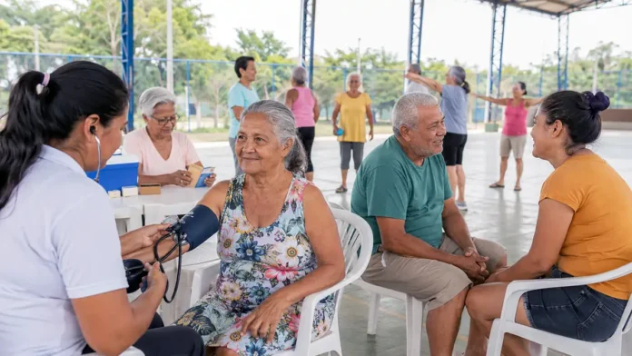 Atendimento gratuito para idosos em Porto Velho Idosos em Porto Velho recebem aferição de pressão em ação gratuita de saúde e cidadania
