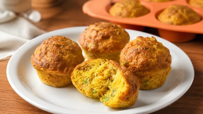 Muffins de frango com abóbora, assados na airfryer, dourados por fora e macios por dentro.