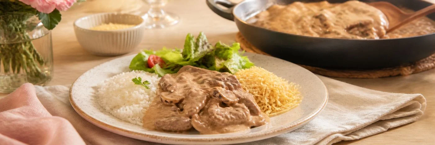 Strogonoff facil servido com arroz branco, batata palha e salada verde