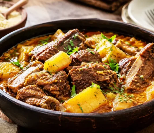 Vaca atolada mineira: costela macia com mandioca e caldo encorpado Vaca atolada mineira com costela bovina, mandioca e caldo encorpado em panela rústica