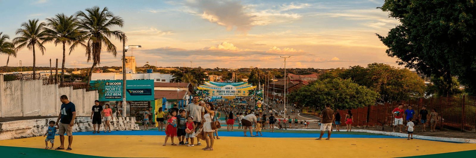 Pessoas participam de brincadeiras antigas na Rua do Lazer em Porto Velho, com carros clássicos expostos e famílias reunidas ao ar livre.
