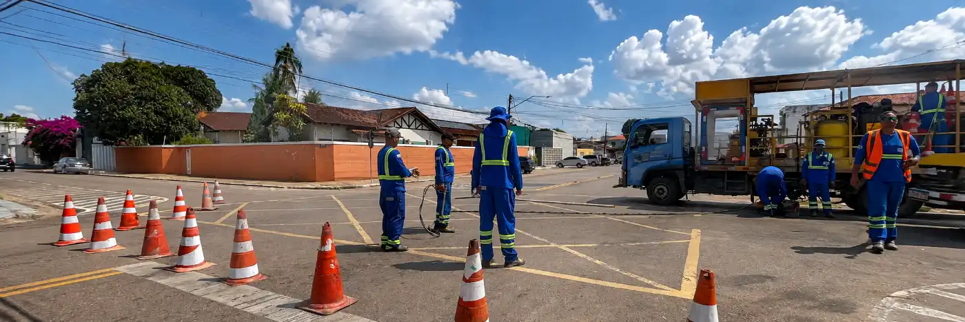 João Goulart preferencial com equipe realizando adequação da sinalização no cruzamento com a Afonso Pena