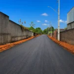 Após quase 30 anos, asfalto chega ao bairro Nova Esperança em Porto Velho Rua recém-asfaltada mostra a chegada do asfalto ao bairro Nova Esperança em Porto Velho.