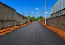 Após quase 30 anos, asfalto chega ao bairro Nova Esperança em Porto Velho Rua recém-asfaltada mostra a chegada do asfalto ao bairro Nova Esperança em Porto Velho.