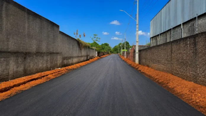 Rua recém-asfaltada mostra a chegada do asfalto ao bairro Nova Esperança em Porto Velho.