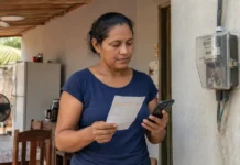 Conta de luz em Rondônia segue com bandeira amarela em agosto Consumidora confere conta de energia e celular durante vigência da bandeira amarela em agosto em Rondônia.