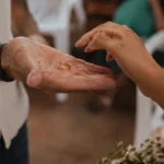 Faltam três dias para o Casamento Comunitário 2026 em Porto Velho Casal se prepara para a troca de alianças no Casamento Comunitário 2026 em Porto Velho.