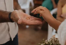 Faltam três dias para o Casamento Comunitário 2026 em Porto Velho Casal se prepara para a troca de alianças no Casamento Comunitário 2026 em Porto Velho.