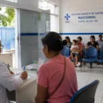 Bairro Nacional terá consultas especializadas neste sábado em Porto Velho Profissional de saúde atende paciente em unidade pública durante ação de consultas especializadas no Bairro Nacional, em Porto Velho.