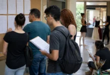 Cursos de arte terão segunda chamada nesta segunda em Porto Velho Candidatos consultam lista de convocação dos cursos de arte em centro cultural de Porto Velho.