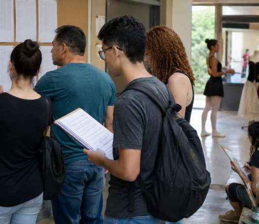 Cursos de arte terão segunda chamada nesta segunda em Porto Velho Candidatos consultam lista de convocação dos cursos de arte em centro cultural de Porto Velho.
