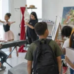 Cursos gratuitos de arte começam nesta segunda em Porto Velho Estudantes participam de cursos gratuitos de arte com atividades de música, dança, teatro e artes visuais em Porto Velho.
