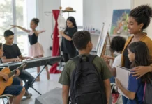 Cursos gratuitos de arte começam nesta segunda em Porto Velho Estudantes participam de cursos gratuitos de arte com atividades de música, dança, teatro e artes visuais em Porto Velho.