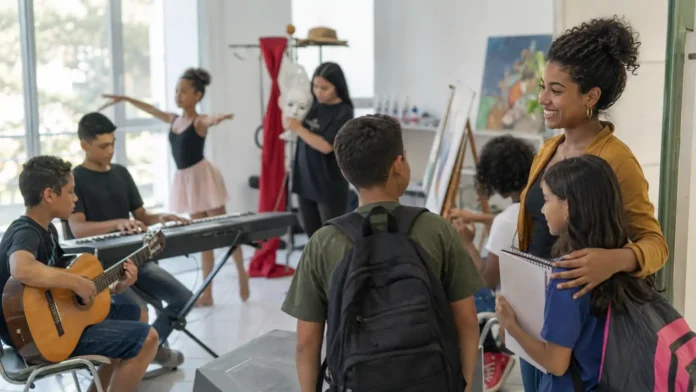 Estudantes participam de cursos gratuitos de arte com atividades de música, dança, teatro e artes visuais em Porto Velho.