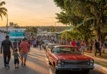 Dia dos Pais terá brincadeiras antigas e carros clássicos na Rua do Lazer Famílias caminham pela Rua do Lazer durante programação especial de Dia dos Pais em Porto Velho, com carro clássico em destaque ao entardecer.