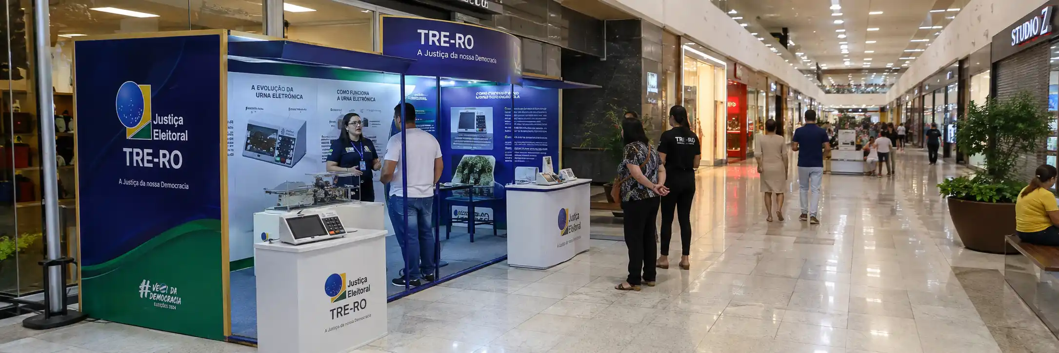 Exposição da urna eletrônica ocupa espaço do TRE-RO em corredor do Porto Velho Shopping.