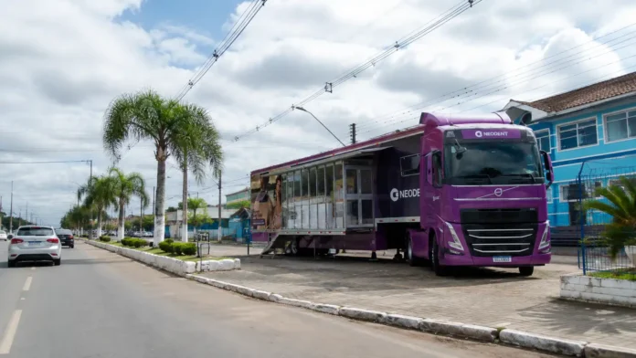 Caminhão da Expedição Novos Sorrisos estacionado no bairro Lagoa, em Porto Velho, onde será feito o atendimento odontológico gratuito.