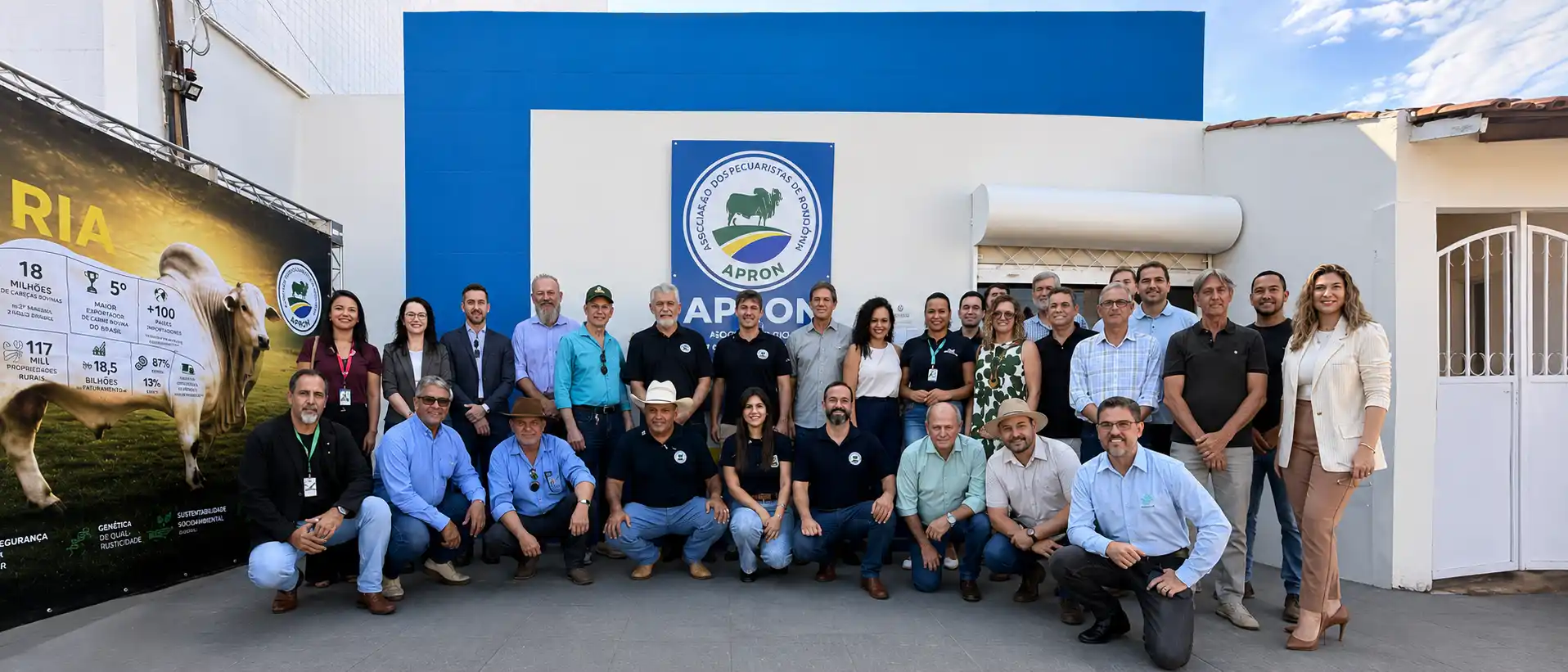 Integrantes do setor agropecuário posam diante da sede da APRON em Porto Velho.