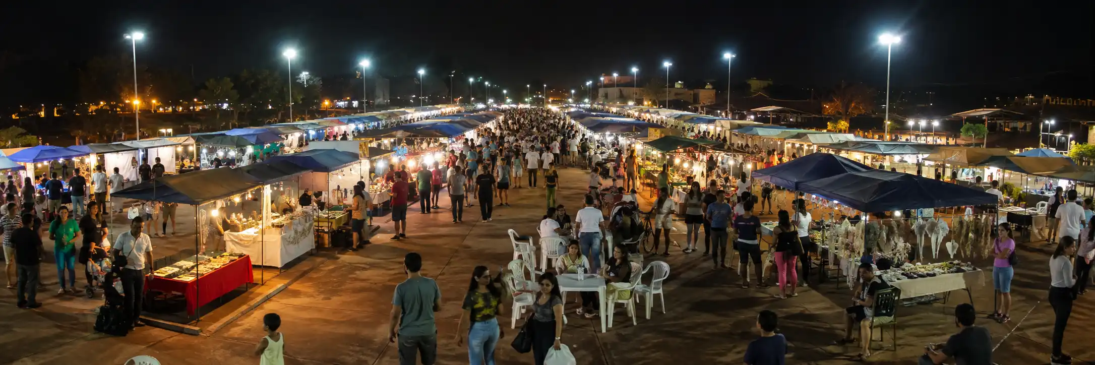 Vista panorâmica da feira com estandes e visitantes no Espaço Alternativo, em Porto Velho.