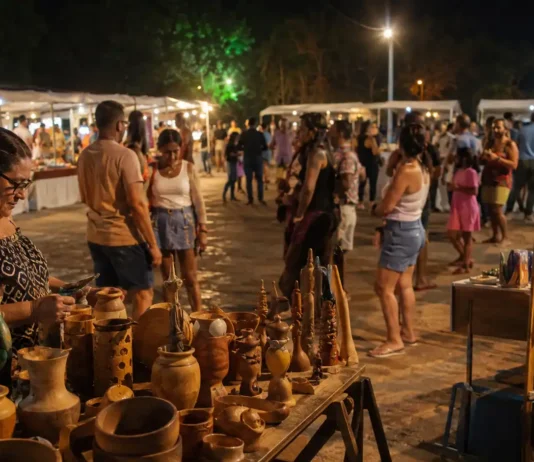 Feira Rondônia Empreendedora segue até domingo no Espaço Alternativo Visitantes circulam entre estandes da Feira Rondônia Empreendedora no Espaço Alternativo, em Porto Velho.