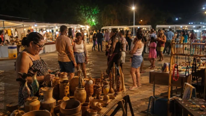 Visitantes circulam entre estandes da Feira Rondônia Empreendedora no Espaço Alternativo, em Porto Velho.
