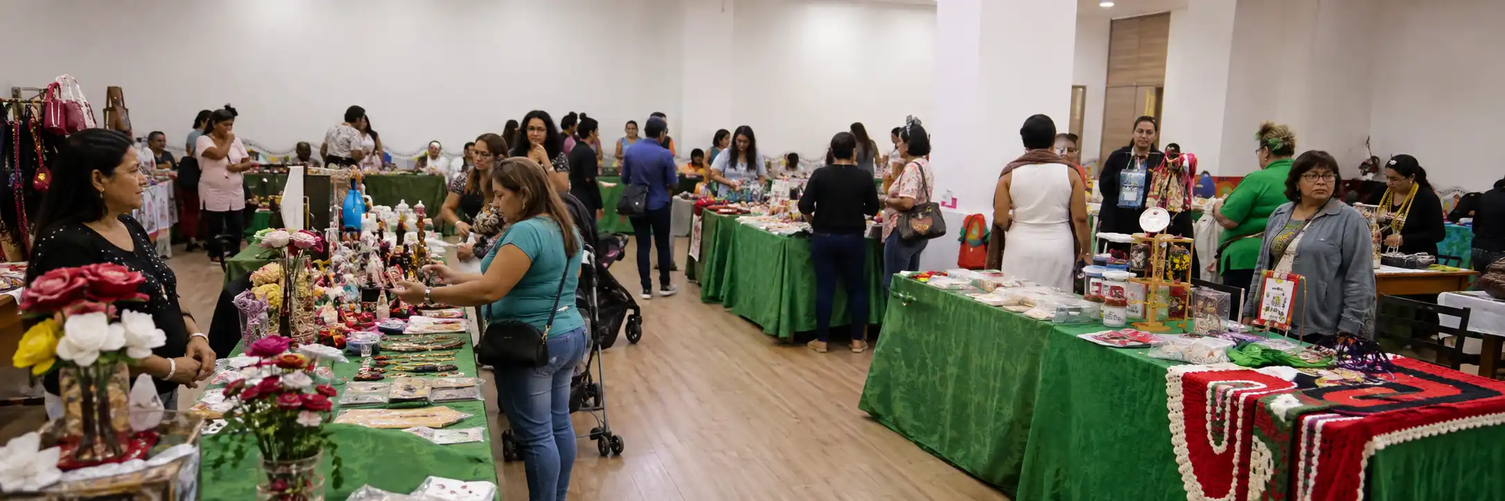 Público circula entre bancas de empreendedoras em feira realizada em Porto Velho.