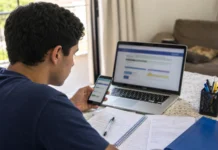 Fies 2026 convoca lista de espera; estudante deve acompanhar sistema Estudante acompanha sistema digital do Fies 2026 em notebook e celular