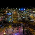 Flor do Maracujá 2026 muda para 18 a 27 de setembro em Porto Velho Vista noturna de arraial usada para ilustrar o Flor do Maracujá 2026, marcado para setembro em Porto Velho.