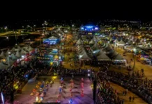 Flor do Maracujá 2026 muda para 18 a 27 de setembro em Porto Velho Vista noturna de arraial usada para ilustrar o Flor do Maracujá 2026, marcado para setembro em Porto Velho.