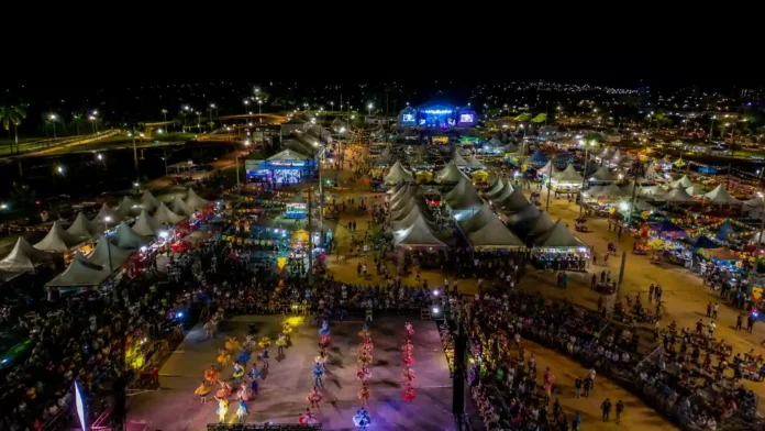 Vista noturna de arraial usada para ilustrar o Flor do Maracujá 2026, marcado para setembro em Porto Velho.
