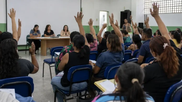 Profissionais participam de assembleia sobre a greve da educação prevista para 12 de agosto em Porto Velho.