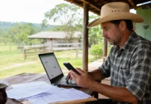 ITR 2026 começa nesta segunda; veja quem precisa declarar em Rondônia Produtor rural consulta documentos e celular durante o início do prazo do ITR 2026.