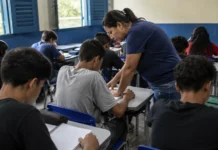 Ideb 2025 revela avanço desigual da educação em Rondônia Professora orienta alunos em sala de aula durante atividade que representa o Ideb 2025 em Rondônia.
