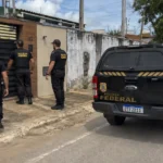 PF cumpre mandados após furto em residência de policial federal em Ji-Paraná Policiais federais cumprem mandados após furto em Ji-Paraná, em frente a uma residência.