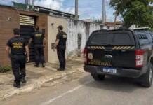 PF cumpre mandados após furto em residência de policial federal em Ji-Paraná Policiais federais cumprem mandados após furto em Ji-Paraná, em frente a uma residência.
