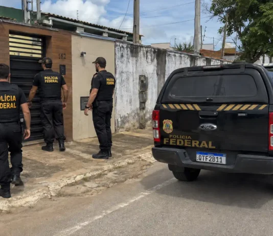 PF cumpre mandados após furto em residência de policial federal em Ji-Paraná Policiais federais cumprem mandados após furto em Ji-Paraná, em frente a uma residência.