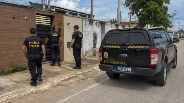 Policiais federais cumprem mandados após furto em Ji-Paraná, em frente a uma residência.