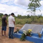 Massacre de Santa Elina completa 31 anos neste 9 de agosto Imagem representativa de homenagem às vítimas do Massacre de Santa Elina junto a memorial em área rural de Corumbiara.