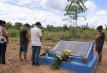 Massacre de Santa Elina completa 31 anos neste 9 de agosto Imagem representativa de homenagem às vítimas do Massacre de Santa Elina junto a memorial em área rural de Corumbiara.