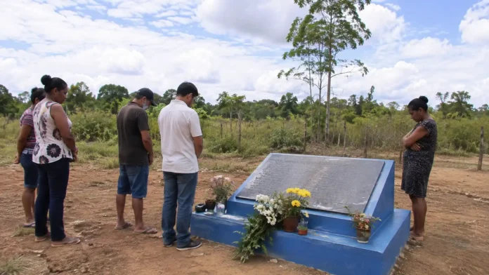 Massacre de Santa Elina completa 31 anos em Corumbiara Imagem representativa de homenagem às vítimas do Massacre de Santa Elina junto a memorial em área rural de Corumbiara.