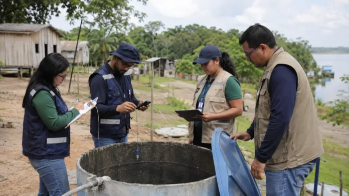 Medidas contra a estiagem em comunidades de Porto Velho Equipe técnica avalia reservatório durante o planejamento de medidas contra a estiagem em Porto Velho.