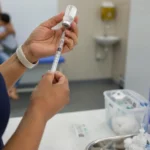 Multivacinação em Porto Velho segue até 1º de setembro Profissional de saúde prepara dose em ambiente clínico durante a Multivacinação 2026 em Porto Velho.