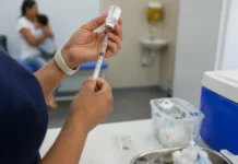 Multivacinação em Porto Velho segue até 1º de setembro Profissional de saúde prepara dose em ambiente clínico durante a Multivacinação 2026 em Porto Velho.