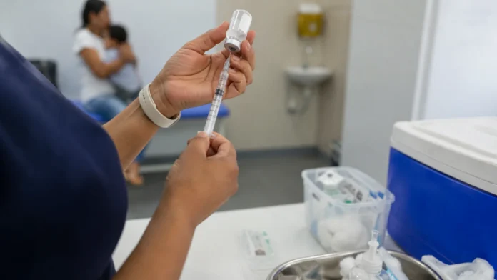 Profissional de saúde prepara dose em ambiente clínico durante a Multivacinação 2026 em Porto Velho.