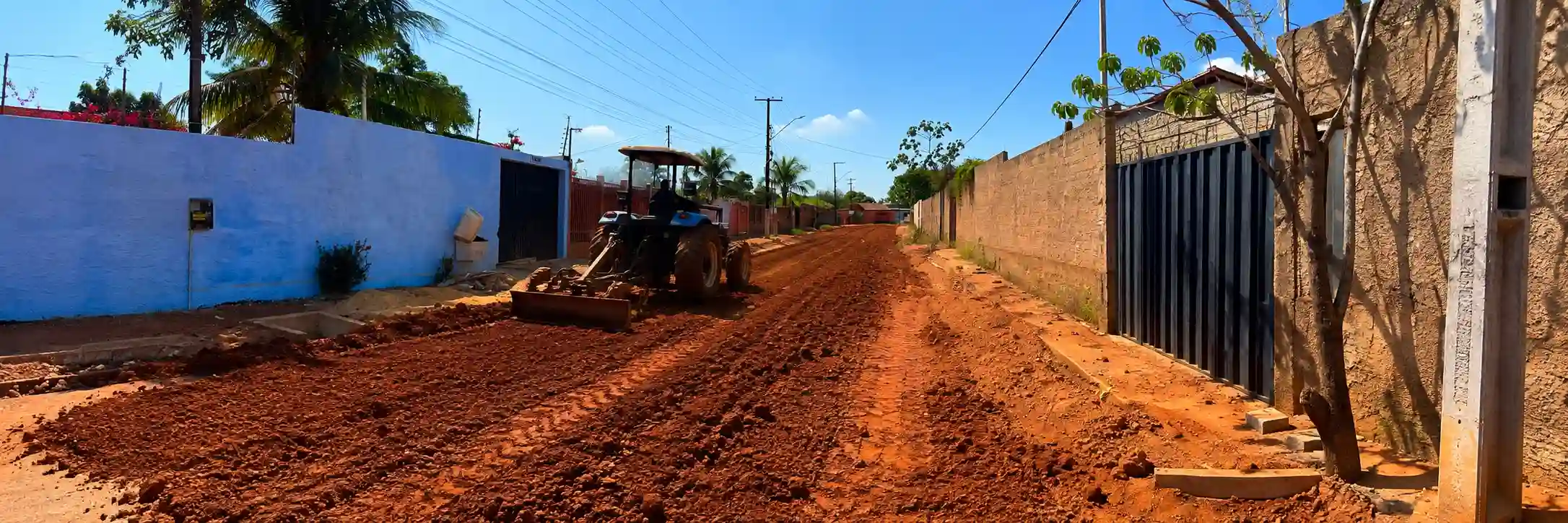 Trator trabalha na preparação do solo para a pavimentação de rua no bairro Nova Esperança em Porto Velho.