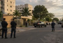 Operação Caçador inicia dez dias de ações em Porto Velho Agentes de segurança participam da Operação Caçador em uma rua de Porto Velho.