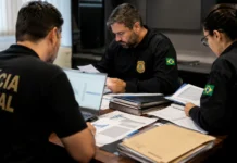 Operação Heritage cumpre mandados em Rondônia e apura desvio de R$ 308 milhões Agentes analisam documentos durante representação da Operação Heritage, que cumpriu mandados também em Rondônia.