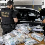 PF apreende R$ 2 milhões em investigação de lavagem de capitais em Porto Velho Agentes da Polícia Federal conferem R$ 2 milhões apreendidos em um veículo durante investigação em Porto Velho.